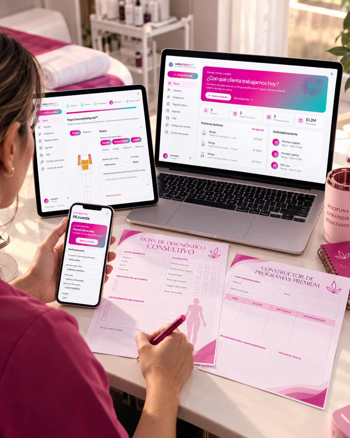 LUMA CONSULT™ en laptop, tablet y celular junto a las fichas impresas